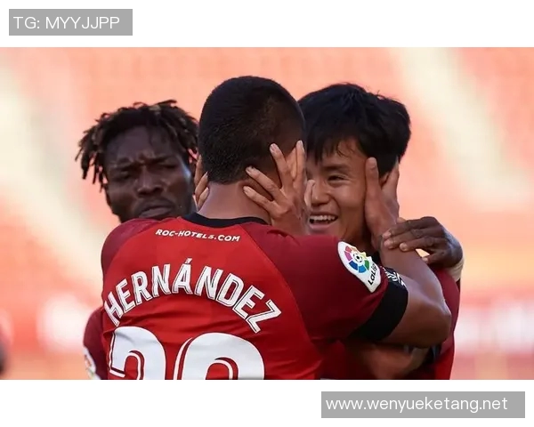 冲进足球场与球星亲密拥抱的感人瞬间引发全场热烈掌声