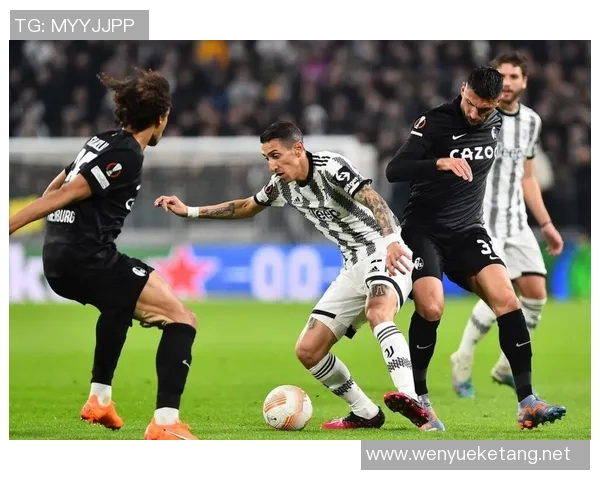 足球球星突发奇招引爆全场意外上演打观众屁股趣味一幕 足球球星突发奇招引爆全场意外上演打观众屁股趣味一幕